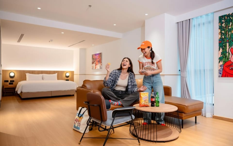 Bed, Seating area, Bedroom