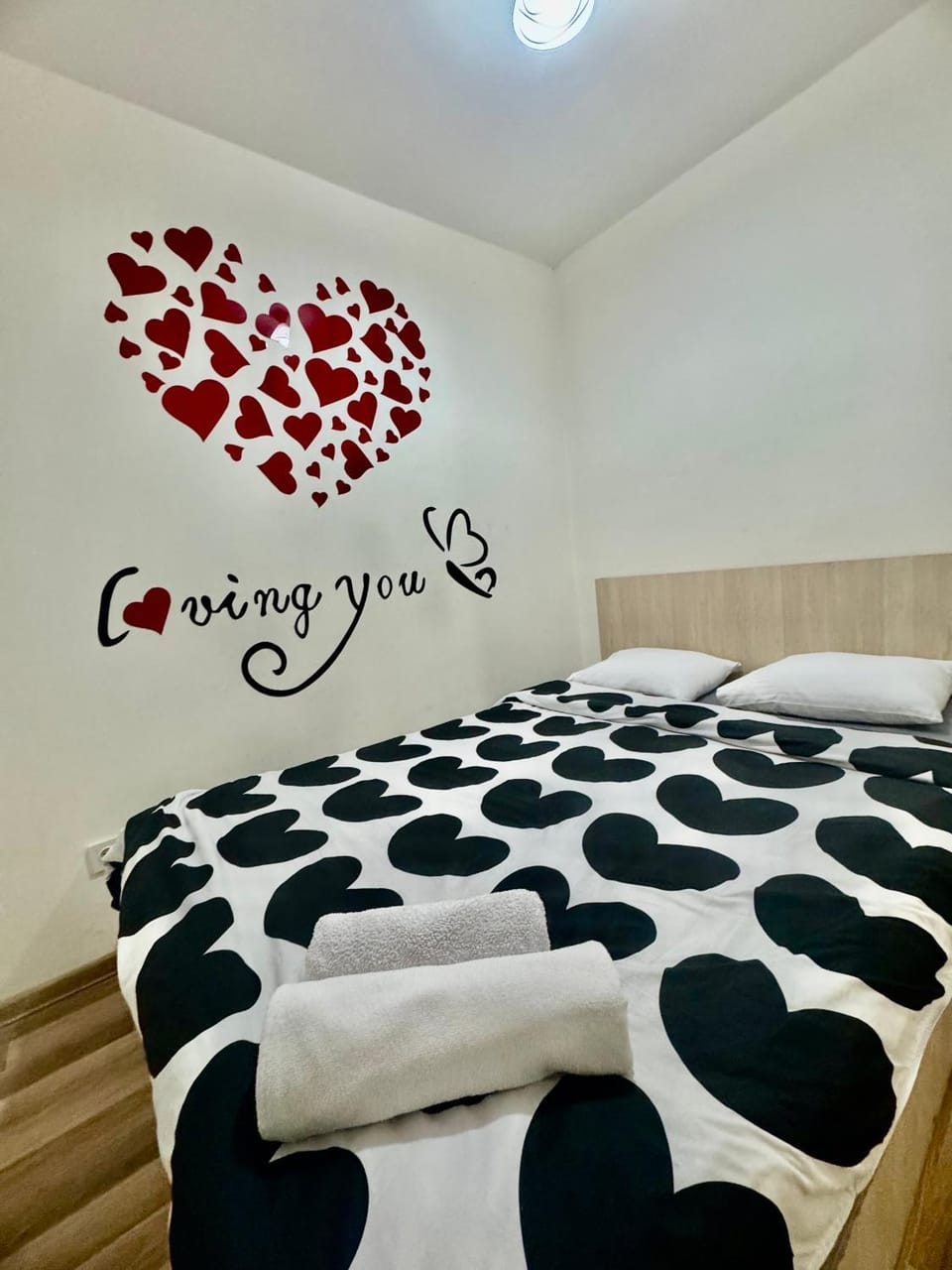 Bed, Photo of the whole room, Text overlay