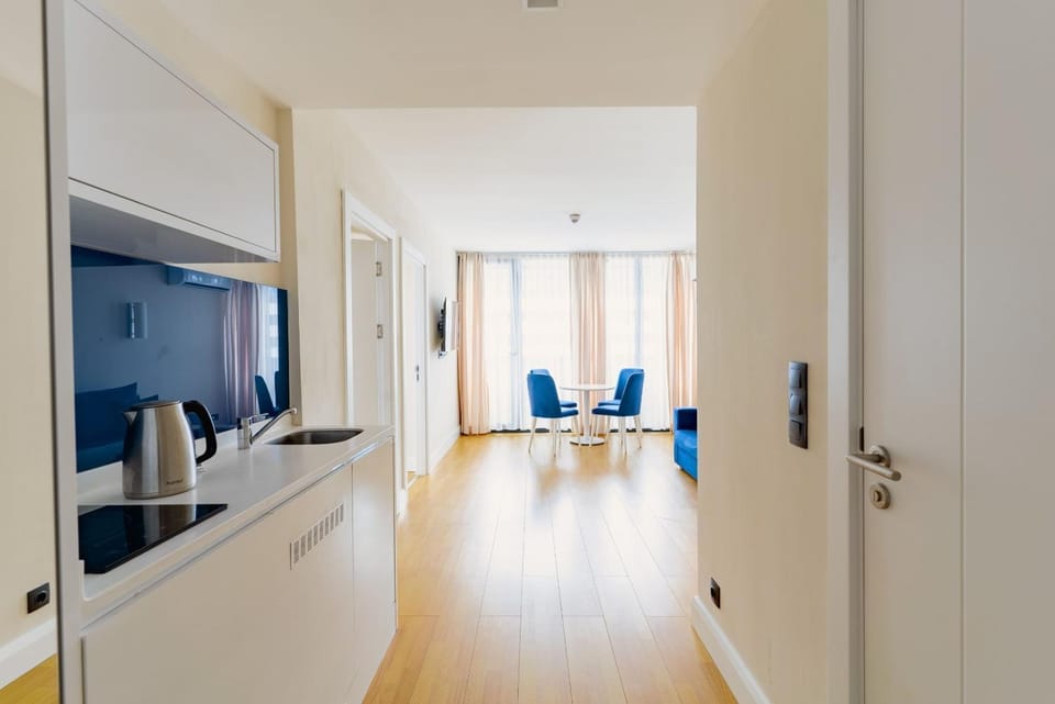 TV and multimedia, Living room, Seating area, hair dresser