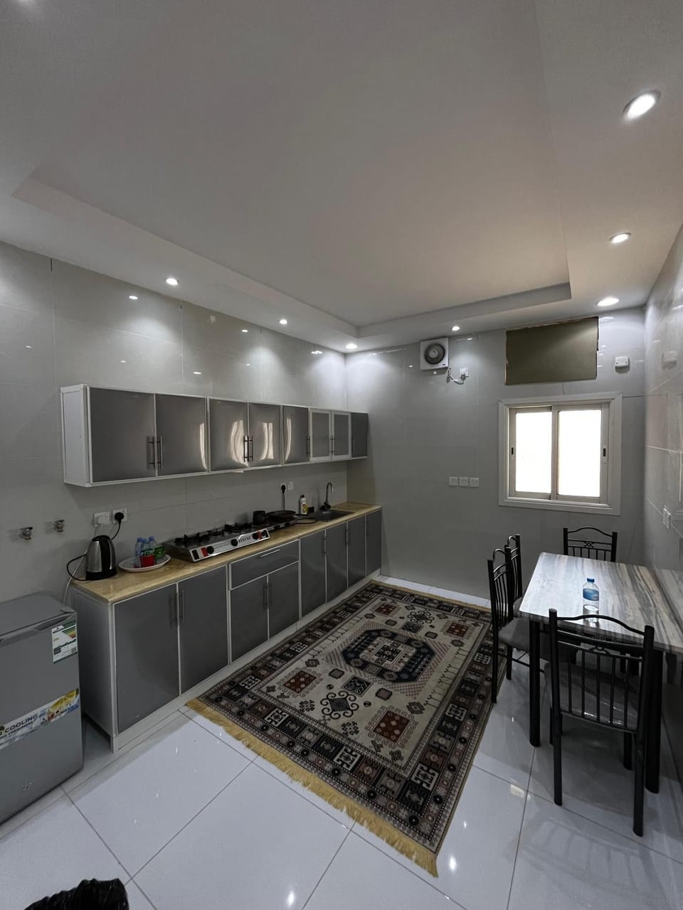 Kitchen or kitchenette, Dining area, minibar, stove