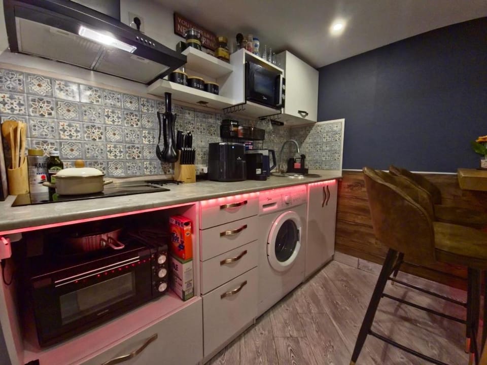 Coffee/tea facilities, Kitchen or kitchenette, minibar, oven, stove, toaster, washing machine