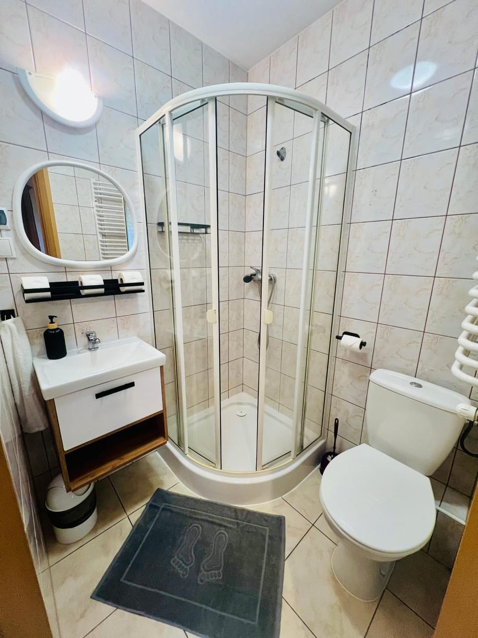 Shower, Toilet, Bathroom, towels