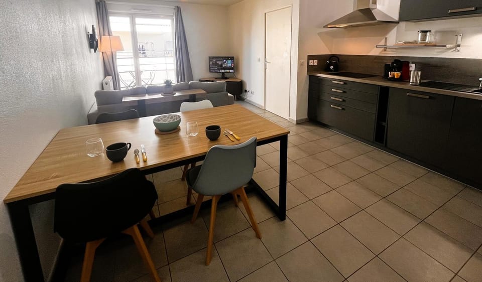 Coffee/tea facilities, minibar, oven, pet friendly, stove, toaster