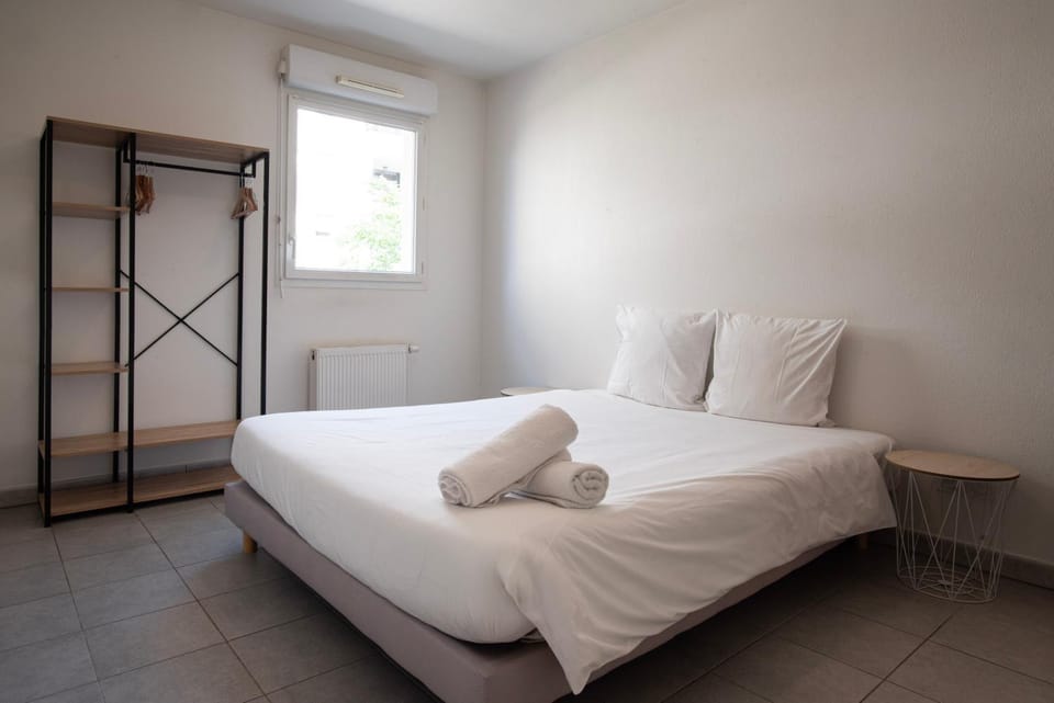 Bed, Photo of the whole room, Bedroom, towels