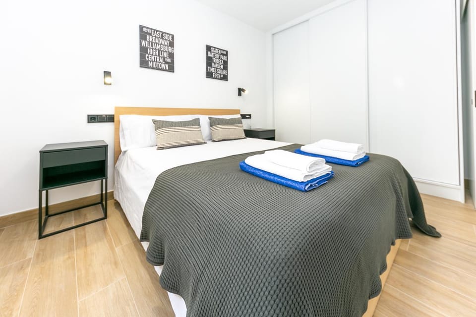 Bed, Bedroom, towels