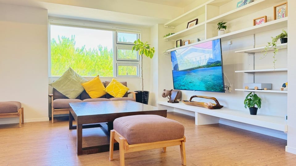 TV and multimedia, Living room, Seating area, Dining area