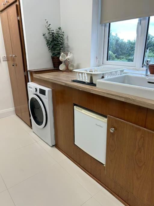 Kitchen or kitchenette, washing machine