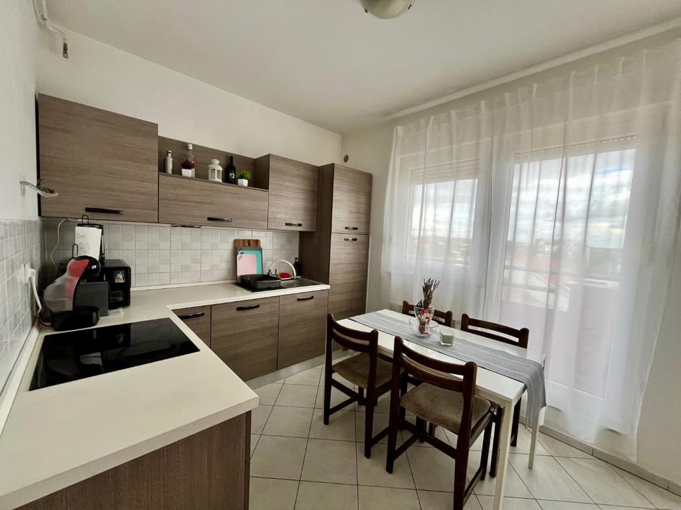 Dining area, kitchen