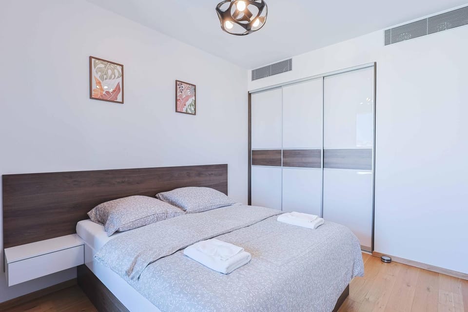 Bed, Bedroom, towels, wardrobe