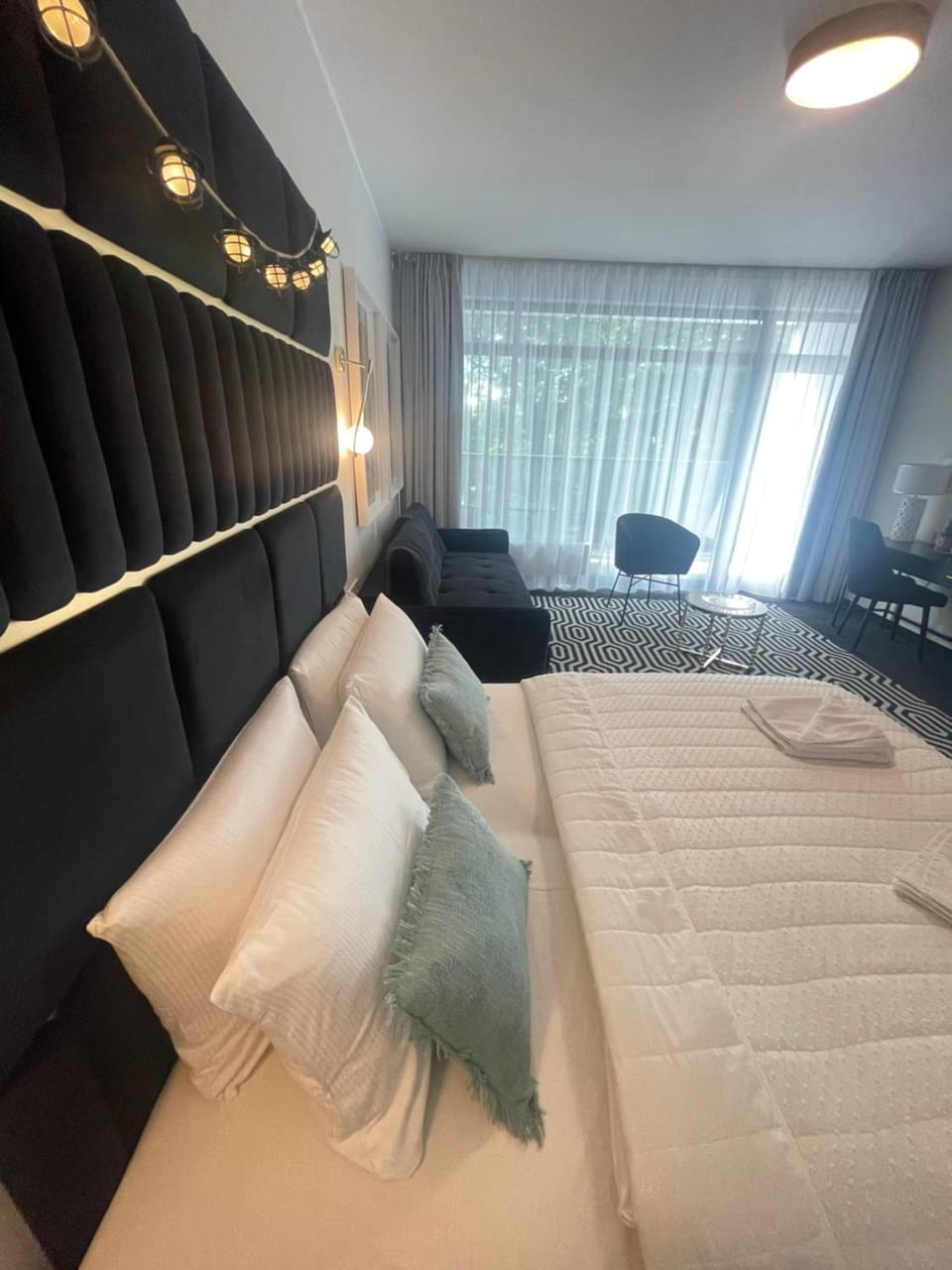 Bed, Seating area