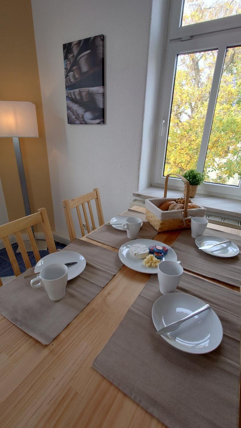 Food and drinks, Seating area, Dining area