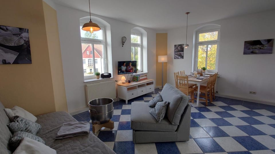 TV and multimedia, Living room, Seating area, Dining area