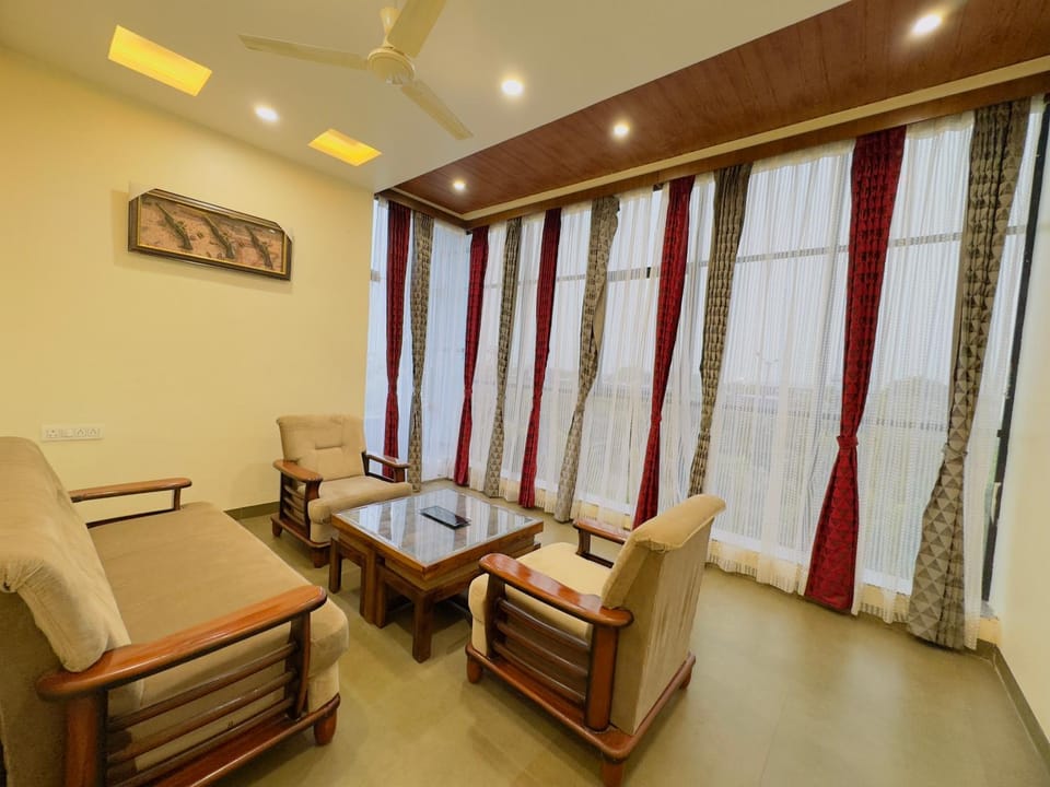 Seating area, Dining area