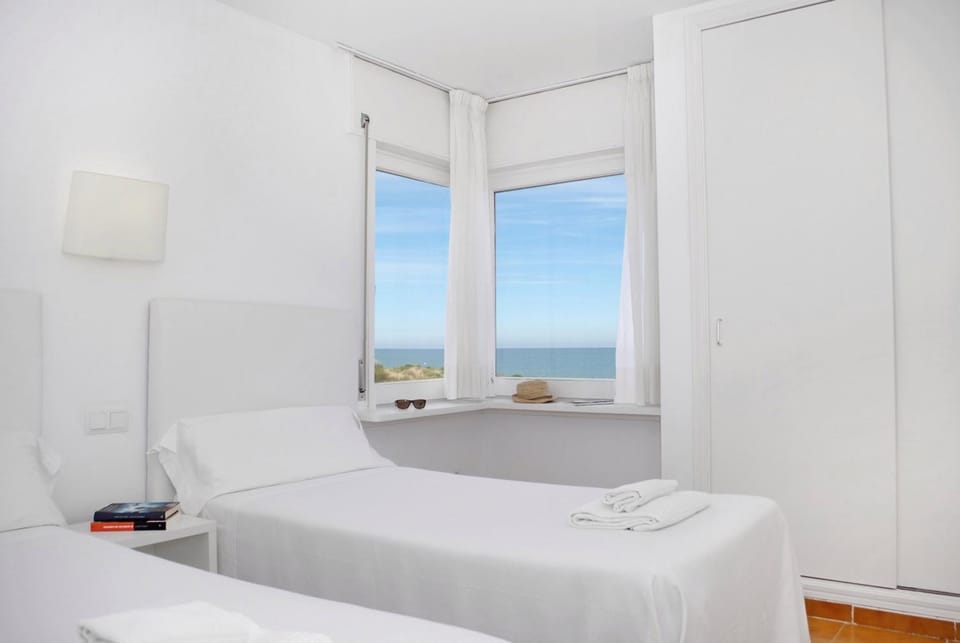 Bed, Natural landscape, Photo of the whole room, Bedroom, Sea view, towels