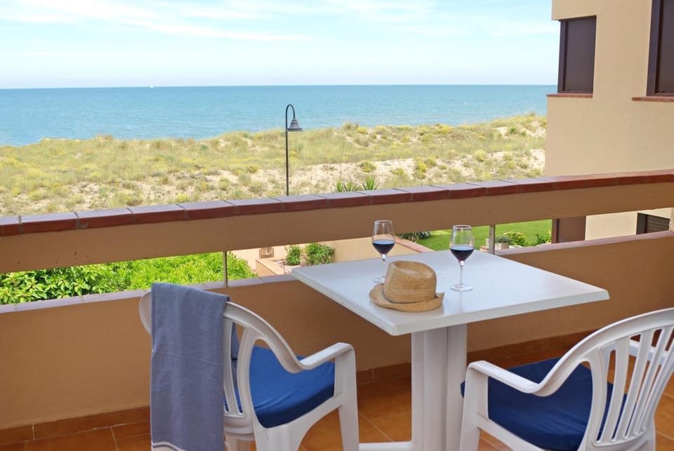 Natural landscape, View (from property/room), Balcony/Terrace, Dining area, Sea view