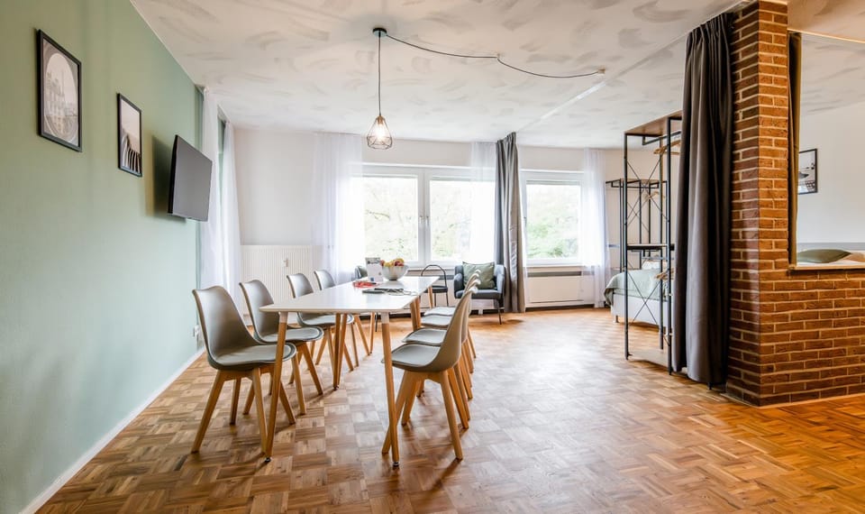 Kitchen or kitchenette, Living room, Seating area, Dining area