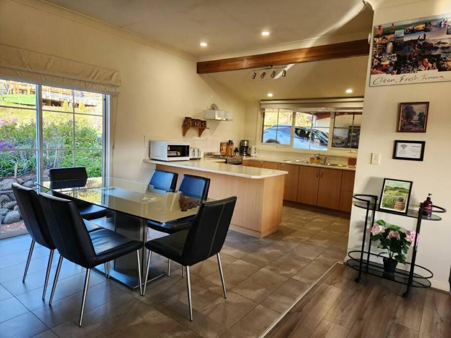Beautiful vineyard stay House in Tasmania