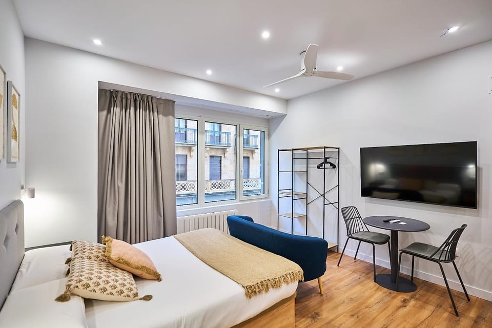 Bed, TV and multimedia, View (from property/room), Living room, Photo of the whole room, Seating area, Bedroom, air conditioner