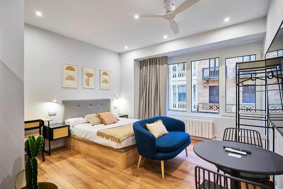 Bed, Living room, Photo of the whole room, Seating area, Dining area, Bedroom, heating