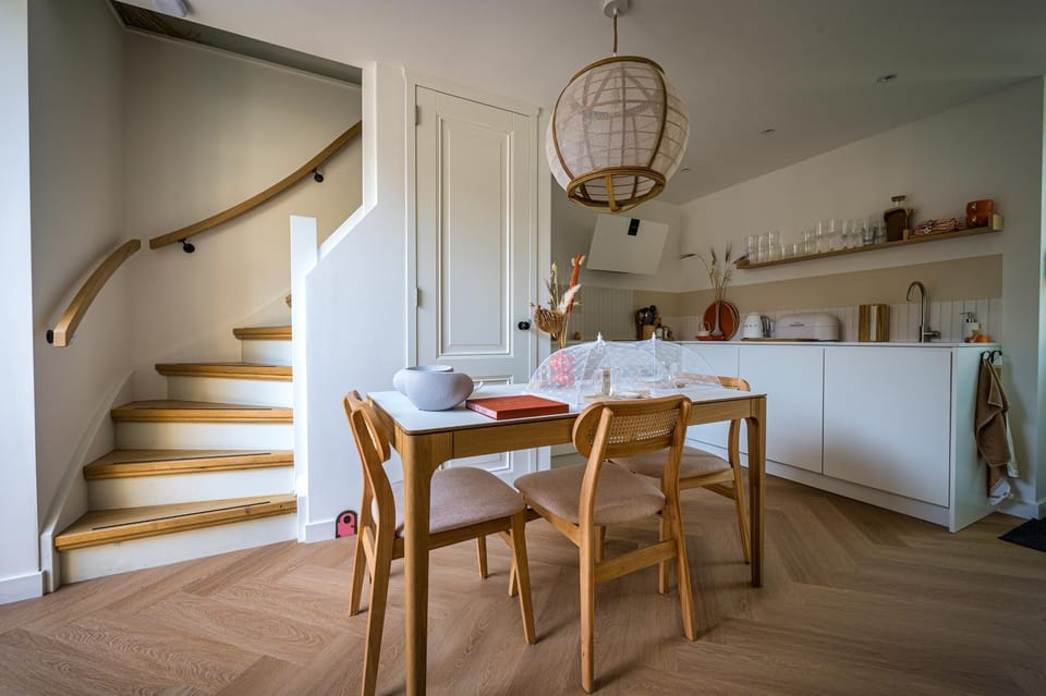 Kitchen or kitchenette, Dining area