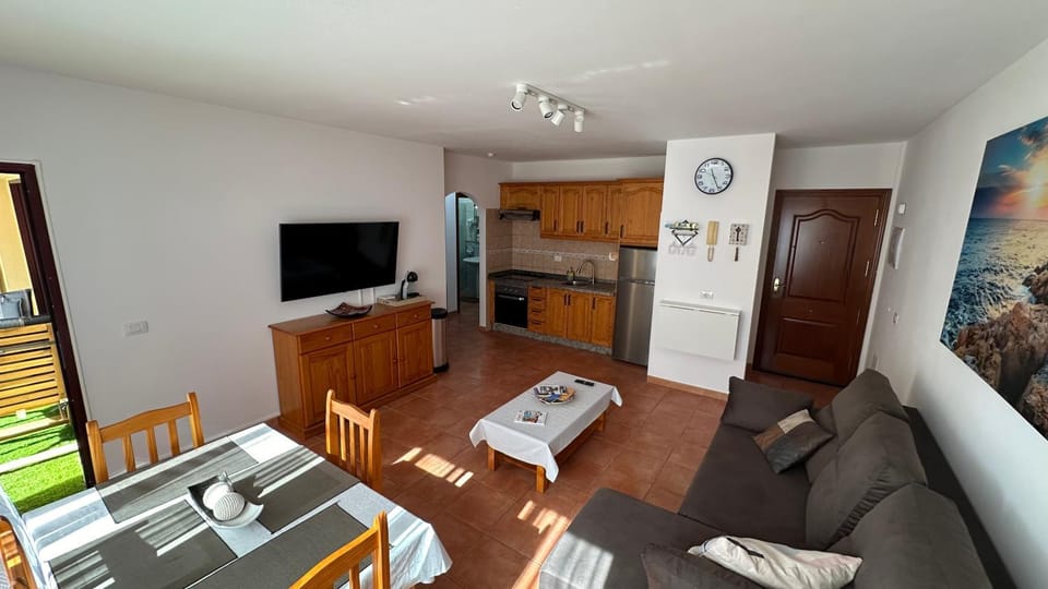 TV and multimedia, Kitchen or kitchenette, Living room, Dining area, oven