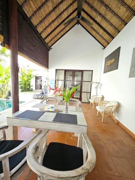Seating area, Dining area