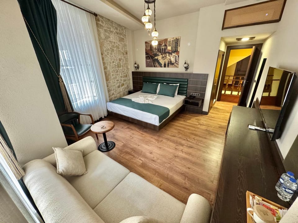 Bed, Photo of the whole room, Seating area, Bedroom, Family