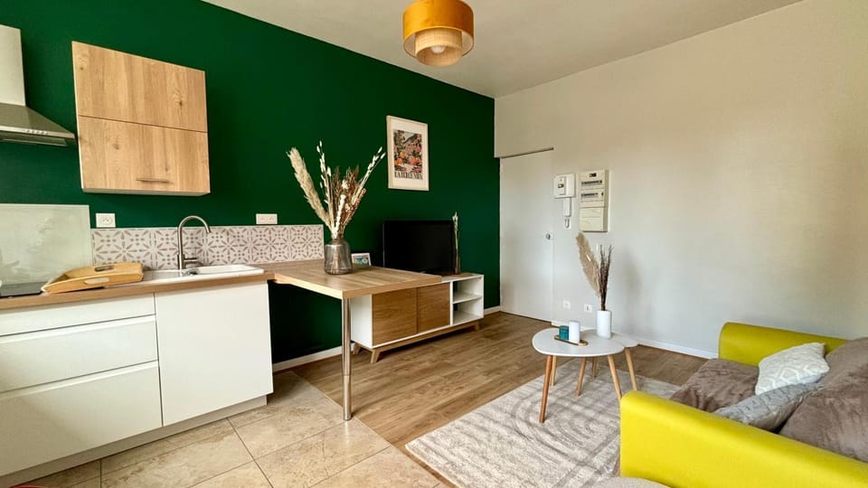 TV and multimedia, Kitchen or kitchenette, Living room, Seating area