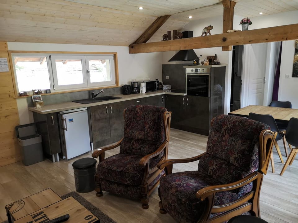 Kitchen or kitchenette, Living room, oven