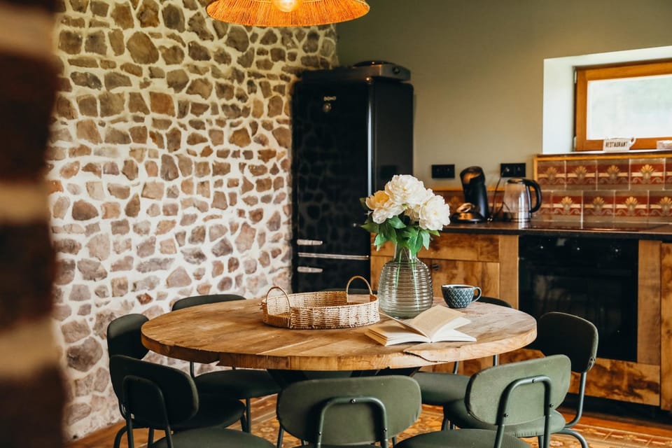 Kitchen or kitchenette, Dining area