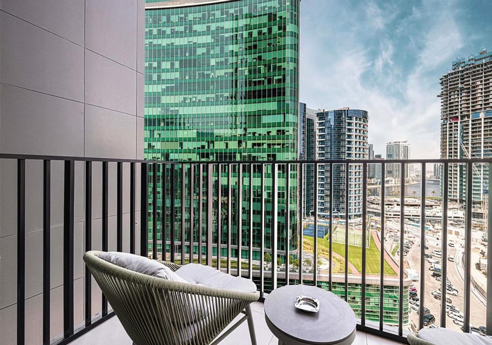 View (from property/room), Balcony/Terrace, Living room, Seating area, City view