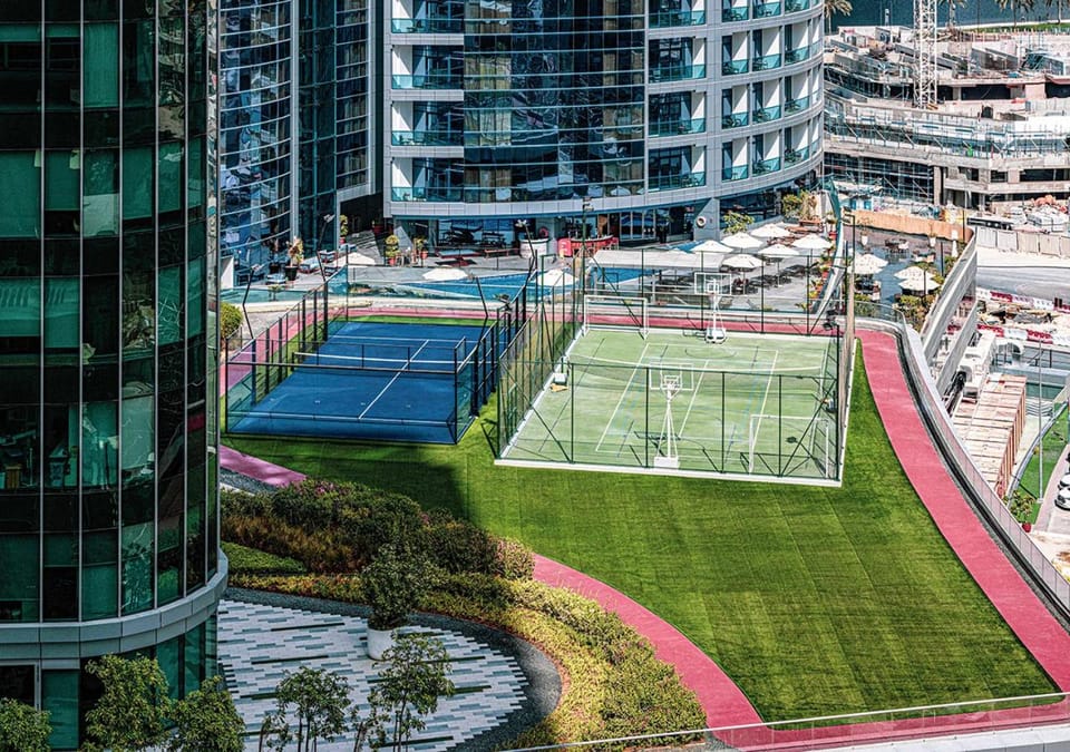 Day, Tennis court