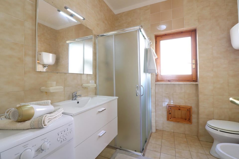 Shower, Toilet, Bathroom, bidet, towels