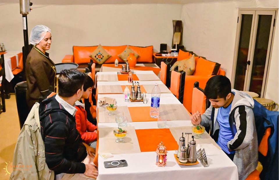 Restaurant/places to eat, People, Food and drinks, Food, Drinks, children, group of guests