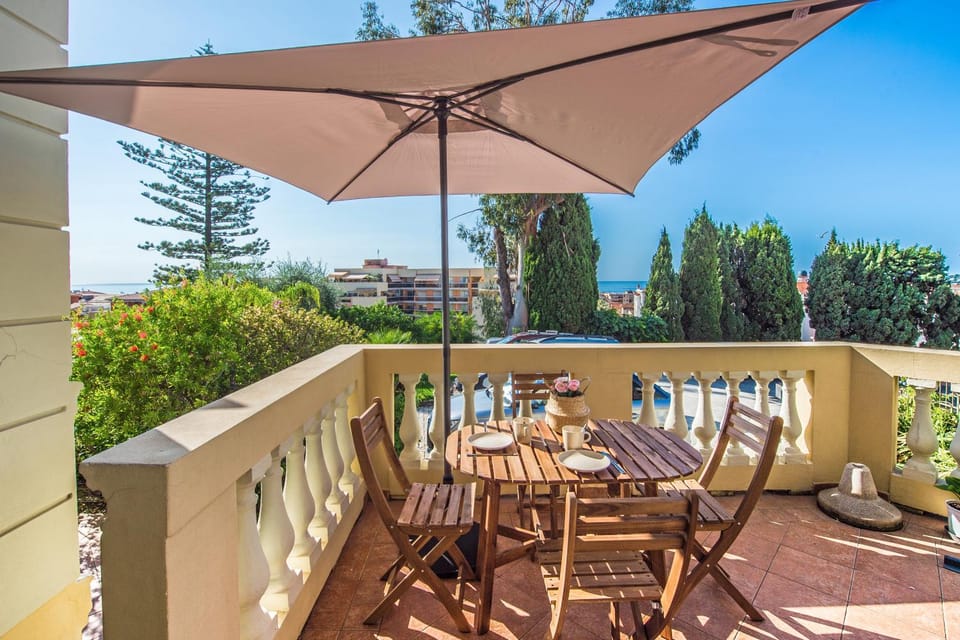 Property building, Day, Balcony/Terrace, Seating area