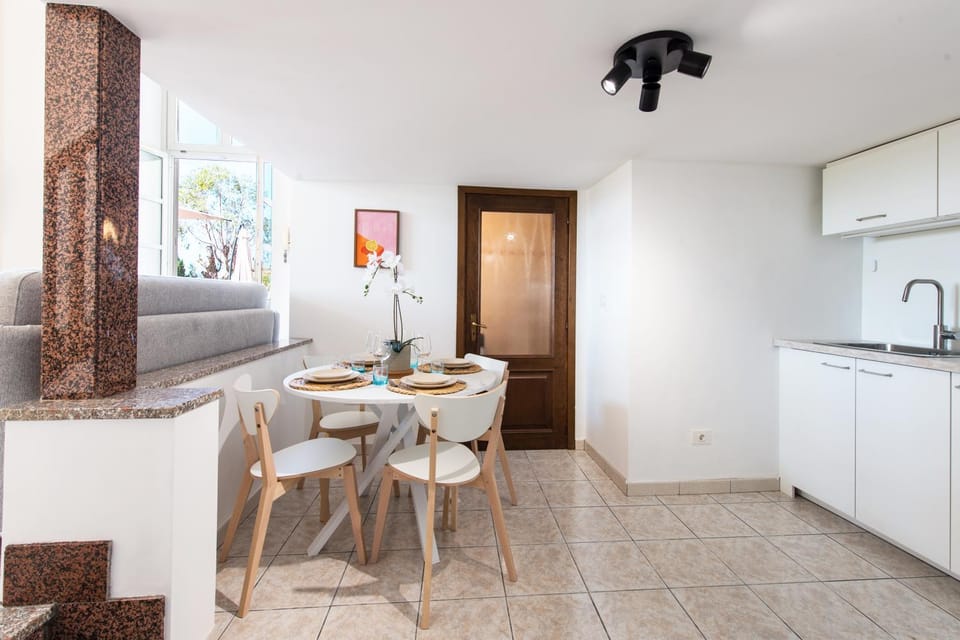 Kitchen or kitchenette, Dining area, stove