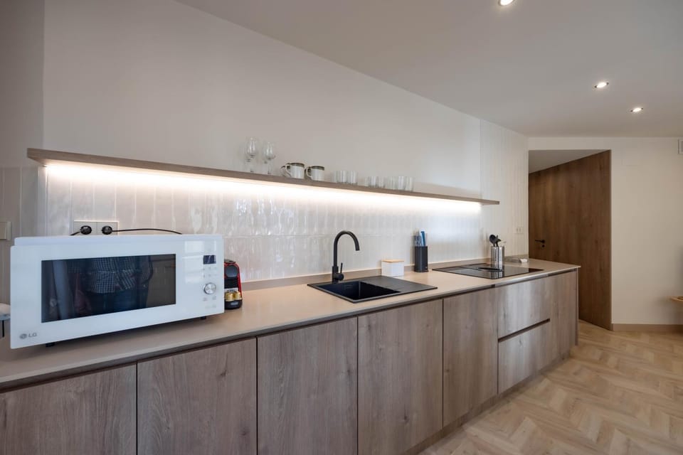 Coffee/tea facilities, heating, oven, kitchen