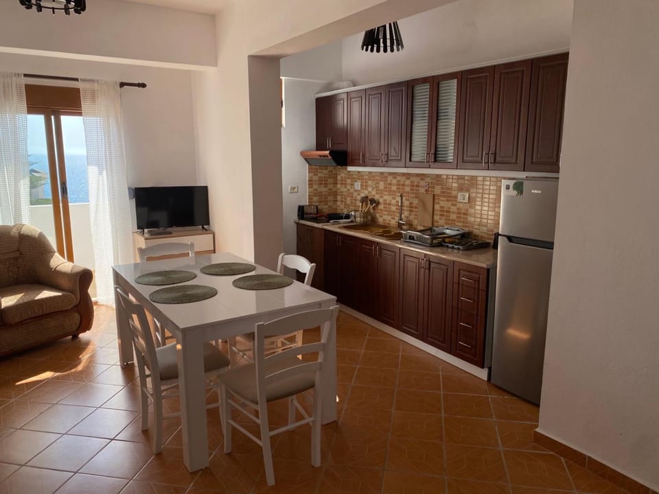 Dining area, kitchen