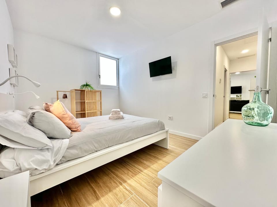 Bed, TV and multimedia, Bedroom