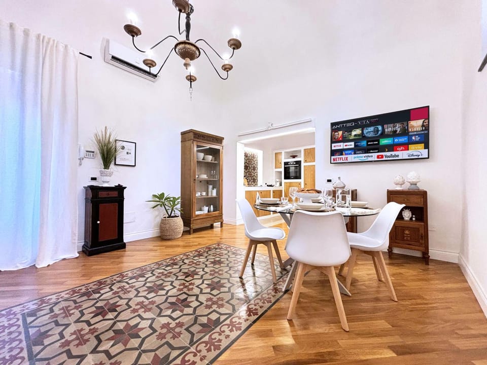 Living room, Seating area, Dining area, air conditioner
