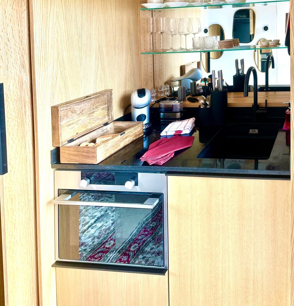 Kitchen or kitchenette, minibar