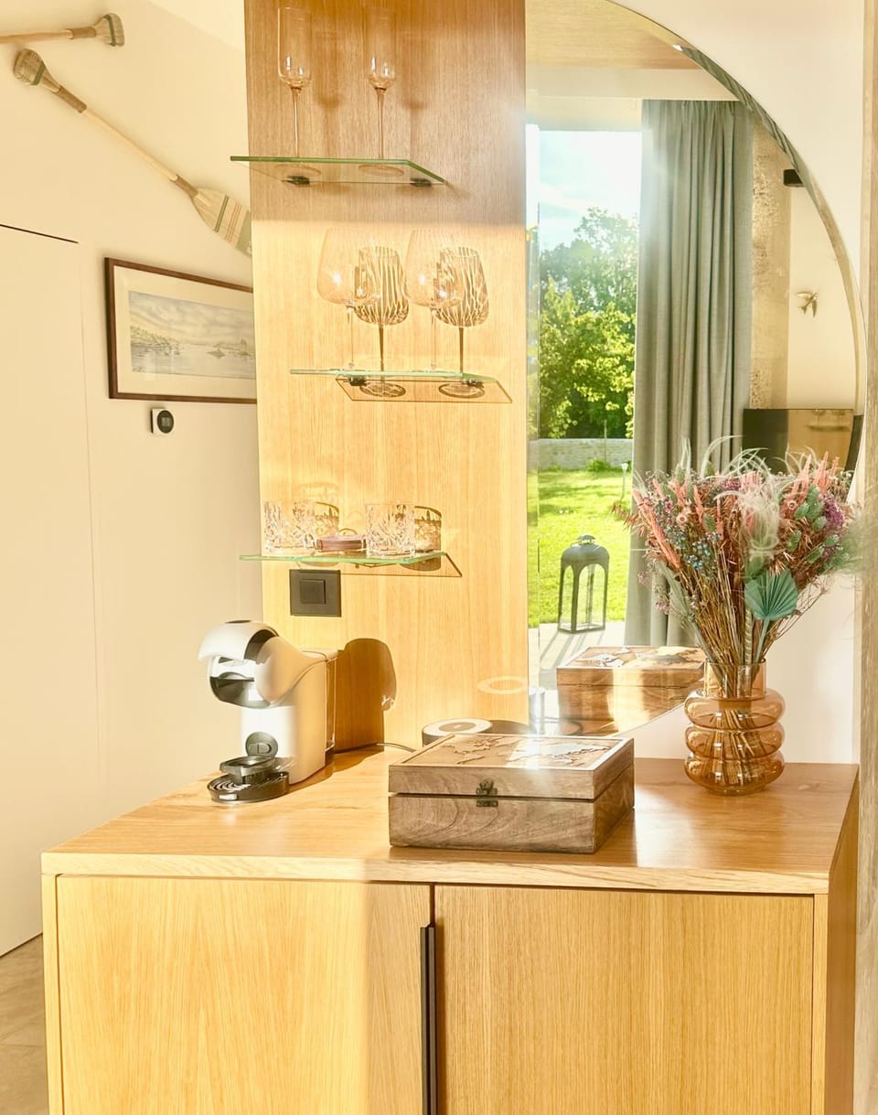 Lounge or bar, minibar