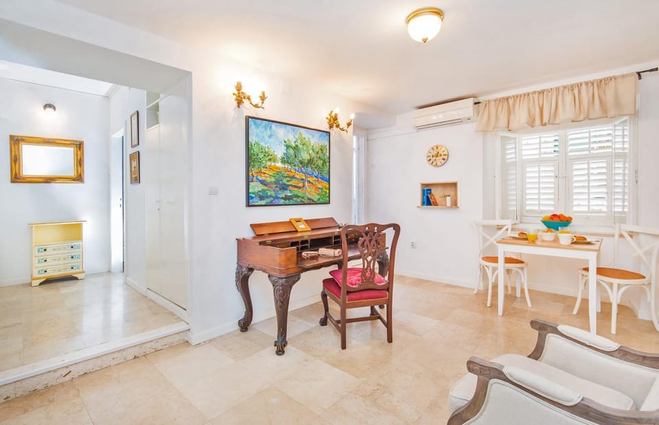 TV and multimedia, Living room, Seating area, Dining area, air conditioner