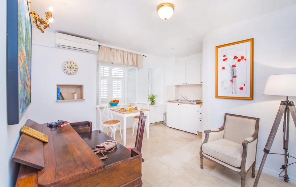 Kitchen or kitchenette, Living room, Seating area, Dining area