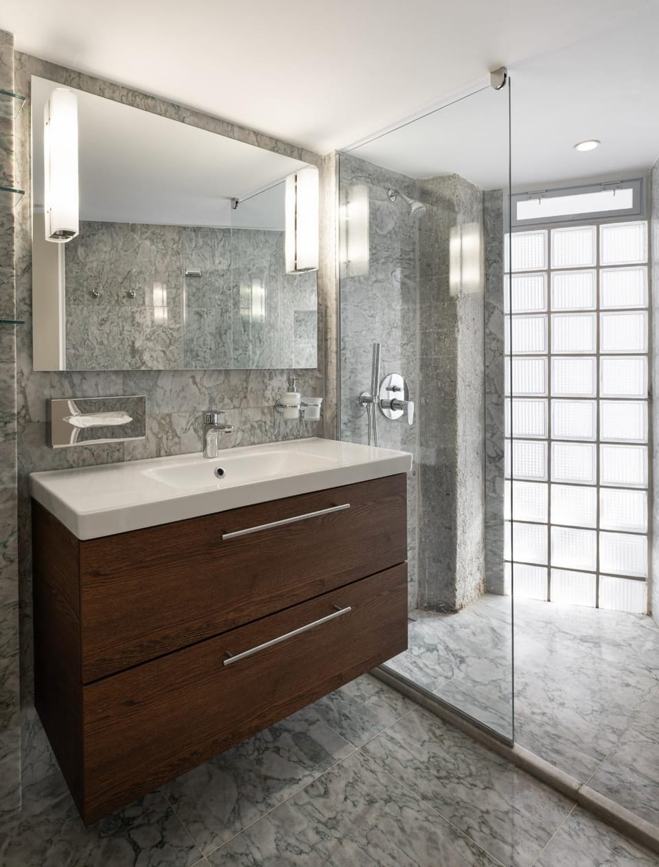 Shower, Toilet, Day, Bathroom, Photo of the whole room, heating, towels