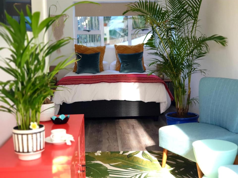 Bed, Seating area, Bedroom