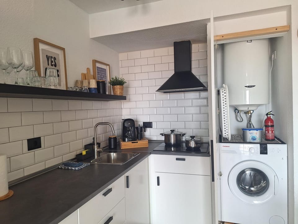 Coffee/tea facilities, Kitchen or kitchenette, stove, toaster, washing machine