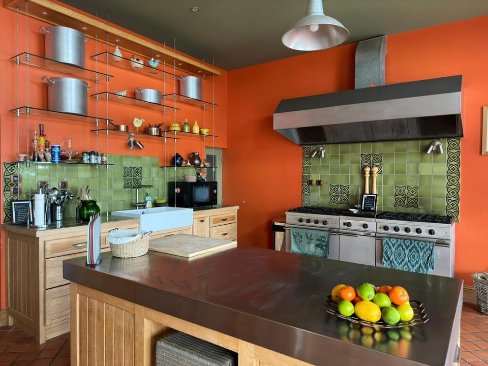Coffee/tea facilities, Kitchen or kitchenette, dishwasher, oven, stove, toaster