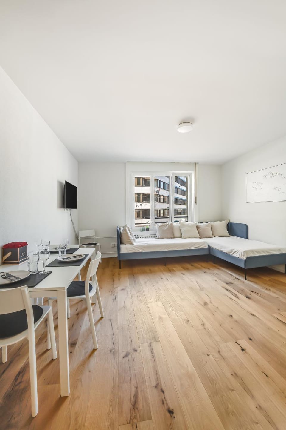 Bed, TV and multimedia, Living room, Photo of the whole room, Seating area, Bedroom