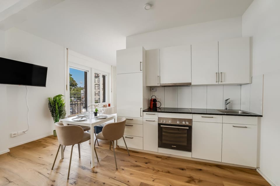 TV and multimedia, Kitchen or kitchenette, Dining area, dishwasher, oven, stove